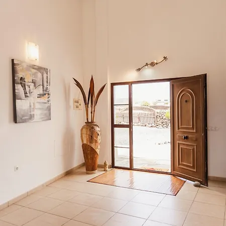 Buena Vista With Heated Indoor Pool In El Roque فيلة *