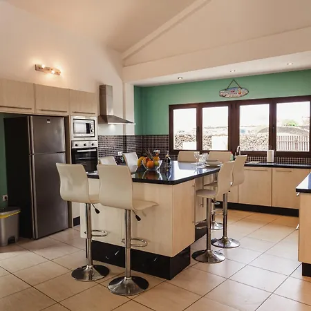 Buena Vista With Heated Indoor Pool In El Roque فيلة
