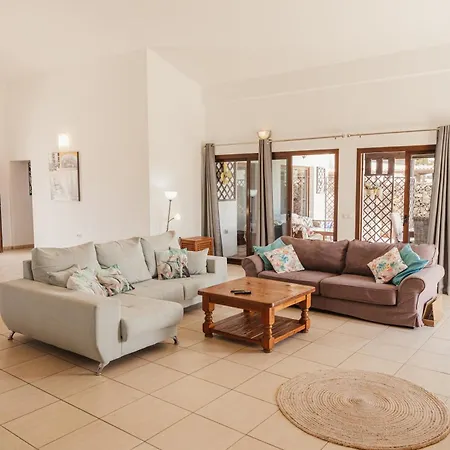 Buena Vista With Heated Indoor Pool In El Roque لا أوليفا
